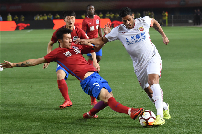 琼斯12投砍34分难阻失利！只因火箭三核均砍20+，小贾关键5分救赎