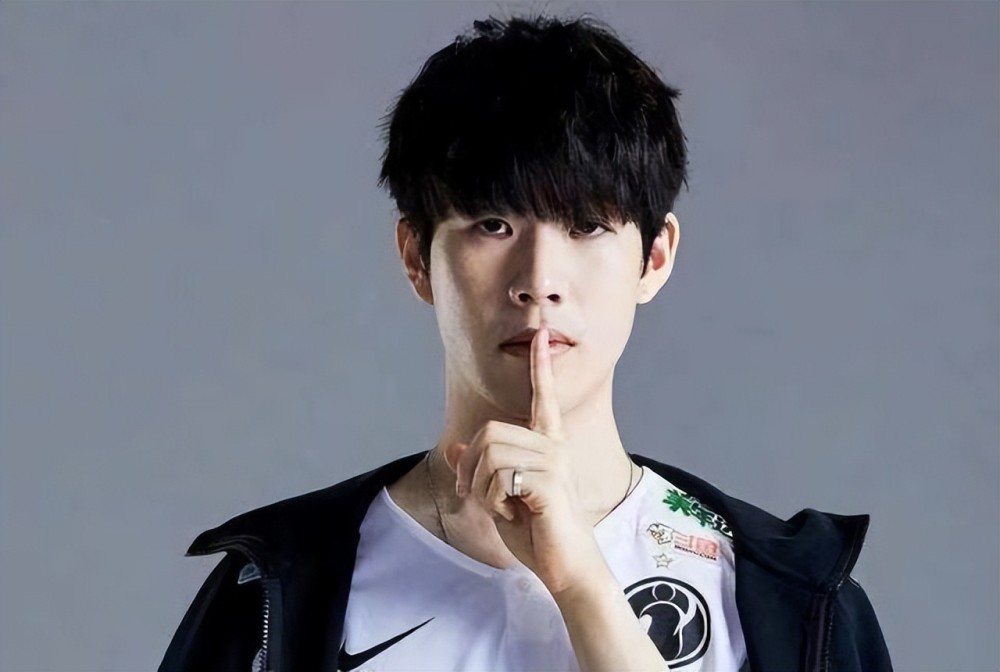 两位射手的力量！ Jiwoo 和 Jinx 在两场团战中击败了 Nongshim RedForce ，结束了比赛并获得了赛点